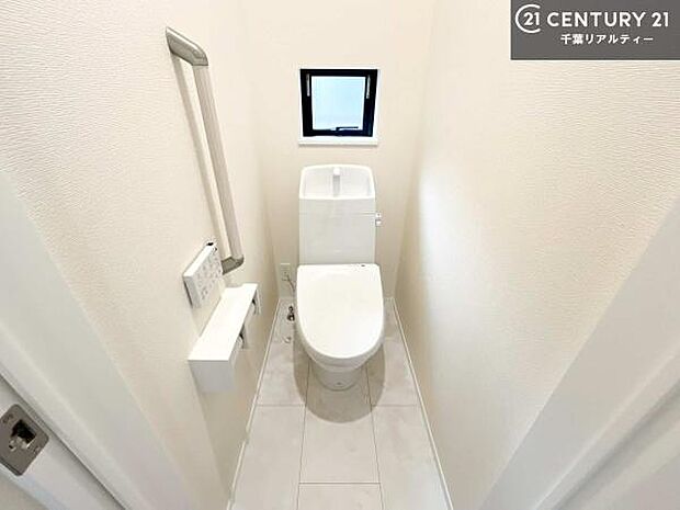 1・2階にトイレがございます!朝の忙しい時間帯も待たずにすみそうですね。白を基調とした清潔感のあるトイレでお手入れがしやすいです!