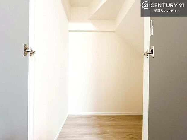 住空間をすっきり使うためには必須ポイントの収納スペースですよね。是非現地でご確認ください!