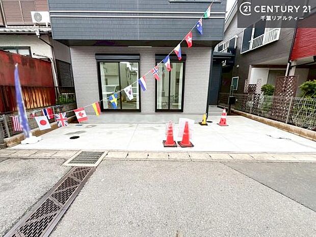 カースペース2台駐車可能。毎日の通勤やお買い物に便利で、来客時にもゆとりをもってお使いいただけます。