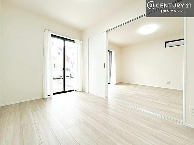 リビングに隣接した洋室は、開放すればLDKとつながる開放的な空間に。お子様の遊び場やワークスペース、客間など多目的に活用できる便利なお部屋です。