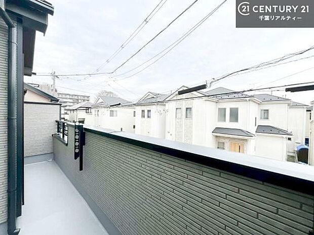 晴れた日には青い空を見渡せる開放的な時間を楽しめます。気持ちの良い風が通り抜ける街並みです!緑が映える眺望で癒されますね!
