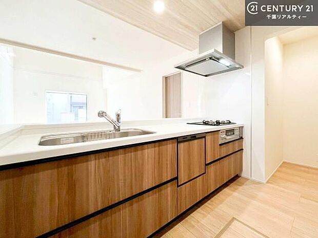 大人気の対面式システムキッチンを採用しています!ご家族のコミュニケーションが自然と増える設計です。お子様にも目が届くので嬉しいですね!広々使えて快適で作業が進みます。