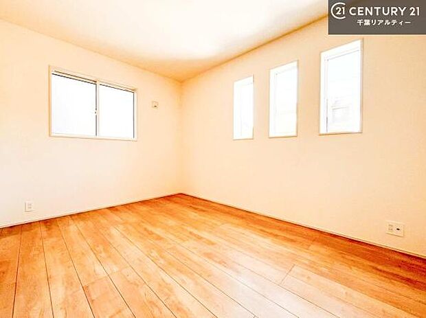 掃き出し窓がないお部屋は、お子様のお部屋としても安心です!収納スペースも充実しているので散らかったお部屋をサッと片付けられます!