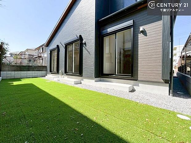 陽当たり良好なお庭です!晴れた日には青い空を見渡せる開放的な時間を楽しめます。ガーデニングや家庭菜園も楽しめます!