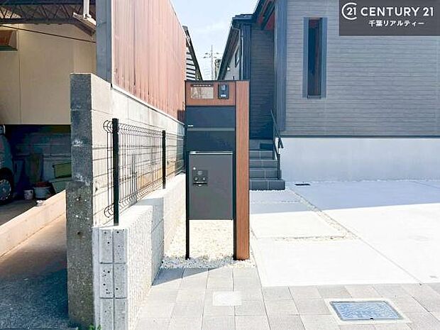 郵便ポスト付きで不在時でも荷物が受け取れてとっても便利!家にいなきゃいけないストレス回避!再配達の手間が省けます!