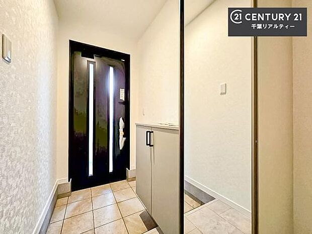 シューズボックス付きなので、玄関が片付きお掃除がしやすいです!スッキリした玄関で戸を開けた瞬間、清潔感のある心地いい空間が出迎えてくれます。