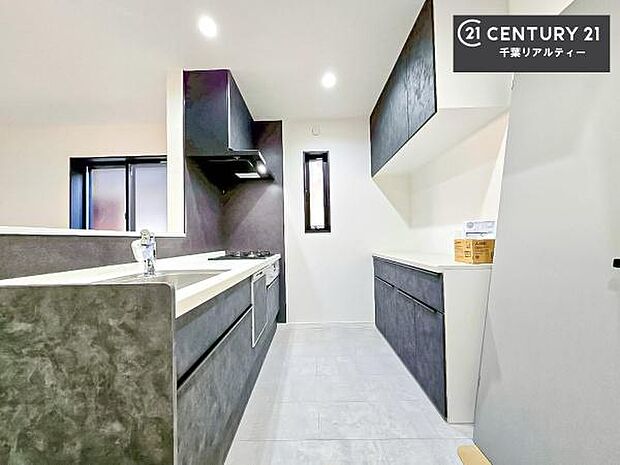 カップボード付きのキッチンです!キッチンは何かとガチャガチャしがちです。電子レンジや炊飯器も置けますし、たくさんの食器は棚に収納が可能です!