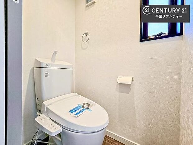 清潔感のある色味のお手洗いです!さわやかでスッキリする空間です!白を基調としているので、お手入れがしやすいトイレです!