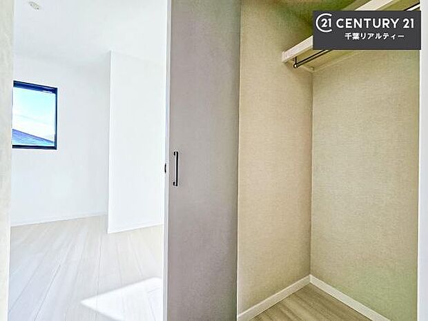 住空間をすっきり使うためには必須ポイントの収納スペースですよね。是非現地でご確認ください!