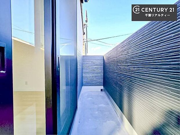 陽当たりの良いバルコニーで、お洗濯物もよく乾きそうですね!お天気の良い日にはバルコニーへ出てリフレッシュするのも気持ちよさそうです。