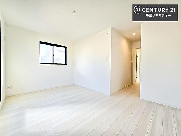 シンプルにデザインされているため、家具を選びません!お気に入りの家具を置いてくつろげる空間を作ることができます。