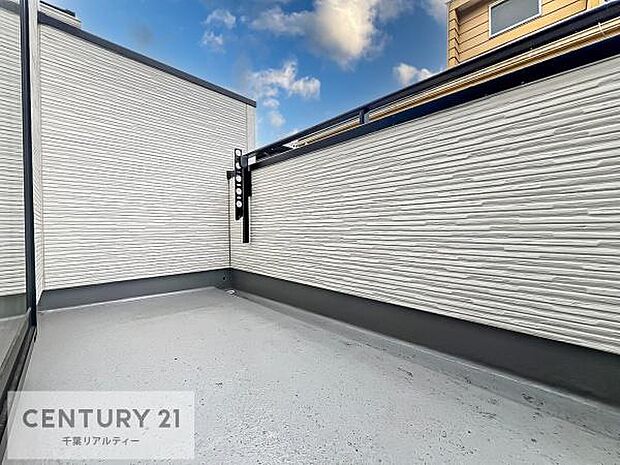 【同仕様】陽当たり良好なバルコニーです!晴れた日には青い空を見渡せる開放的な時間を楽しめます。