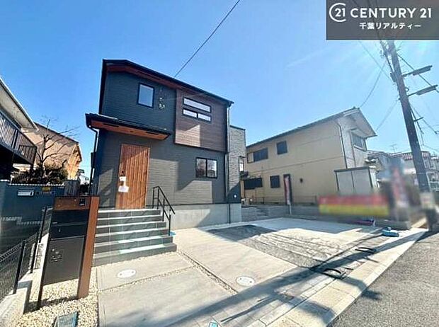 駐車スペースは3台分あります!セカンドカーはもちろん、バイクや自転車なども置き場所に困りません。