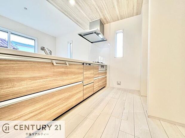 【同仕様】大人気の対面式システムキッチンを採用しています!ご家族のコミュニケーションが自然と増える設計です。お子様にも目が届くので嬉しいですね。収納も豊富で使い勝手の良いキッチンです!
