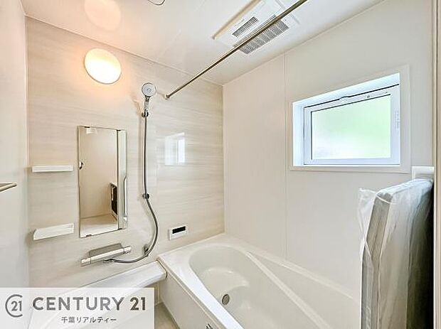 【同仕様】広々バスで一日の疲れをリフレッシュ。足が伸ばせるので、浴槽にもゆったりと浸かれますね!毎日のバスタイムが楽しみになります。