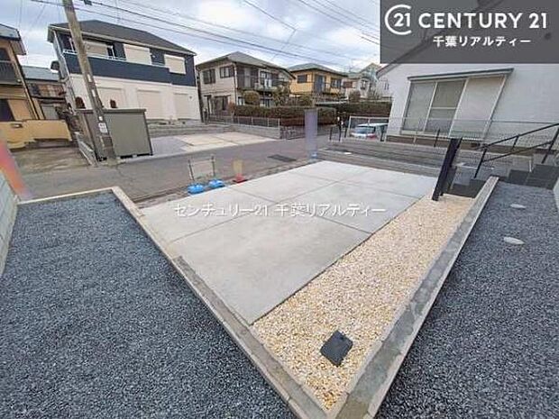 駐車スペースは3台分あります!セカンドカーはもちろん、バイクや自転車なども置き場所に困りません。