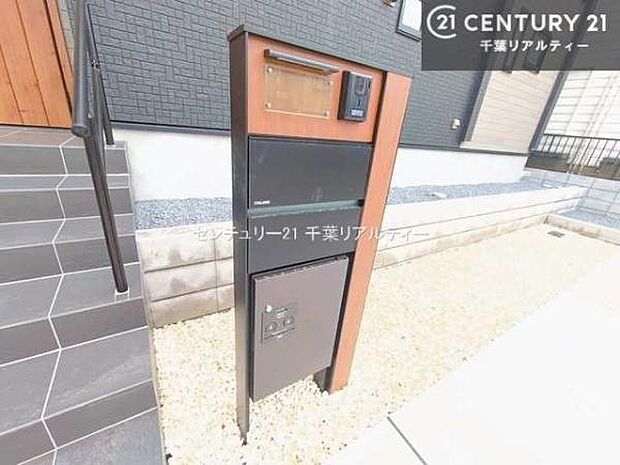 郵便ポスト付きで不在時でも荷物が受け取れてとっても便利!家にいなきゃいけないストレス回避!再配達の手間が省けます!