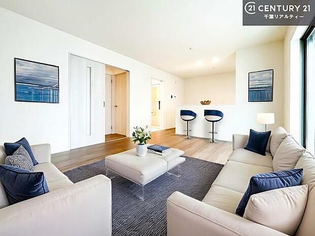 【同仕様】大きな窓からたっぷりの陽ざしが入る明るいリビング。開放感のあるリビングで家族団らんのくつろぎの時間を過ごせます。