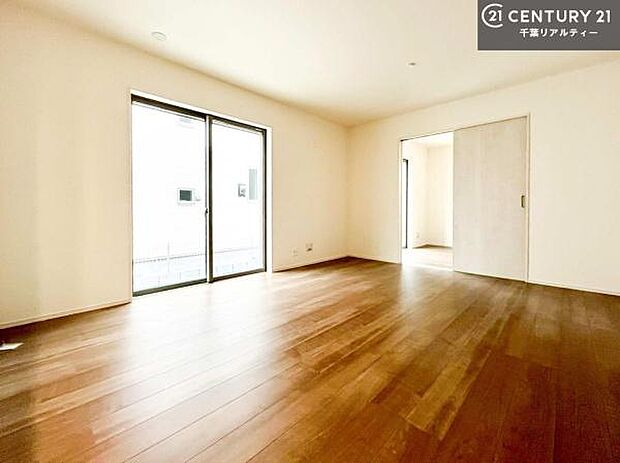 大きな窓からたっぷりの陽ざしが入る明るいリビング。開放感のあるリビングで家族団らんのくつろぎの時間を過ごせます!