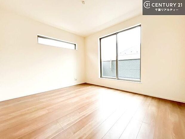 バルコニーへ面した洋室なので天気のいい日はバルコニーへ出てリフレッシュするのもいいですね!充実したプライベートタイムが送れる洋室!陽当たり、風通し良好です。