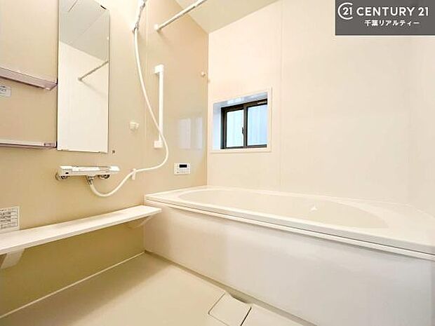 白を基調とした清潔感のあるバスルーム!快適なバスタイムが送れます!1日の疲れをしっかりと癒してくれる素敵なリラクゼーション空間になりそうですね。