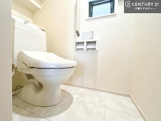 1・2階にトイレがございます!朝の忙しい時間帯も待たずにすみそうですね。白を基調とした清潔感のあるトイレでお手入れがしやすいです!