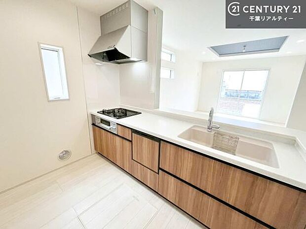 大人気の対面式システムキッチンを採用しています!ご家族のコミュニケーションが自然と増える設計です。お子様にも目が届くので嬉しいですね!広々使えて快適で作業が進みます。