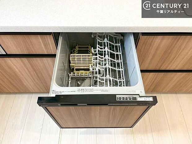 食洗機付きのキッチンです!忙しい時や手荒れ防止として大変活躍する便利な仕様です!ビルトインなのでキッチンの場所を取らず調理スペースを広く使うことが出来ます!
