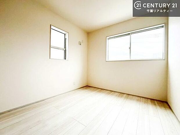 2面採光を確保した明るい室内は、風通しも良く、明るく大変居心地の良い空間となっております。リラックスして過ごせる心地の良いお部屋です！