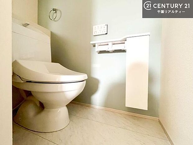 1・2階にトイレがございます!朝の忙しい時間帯も待たずにすみそうですね。白を基調とした清潔感のあるトイレでお手入れがしやすいです!