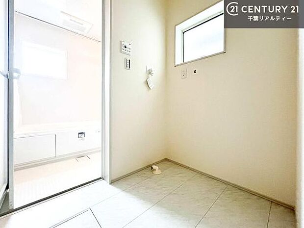 ランドリールーム付き!広々しているので洗濯機のほかに日用品の収納ラック等のスペースも生まれます!生活がしやすい間取り!