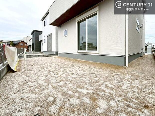 【他号棟写真】ちょっとしたお庭スぺースが付いています!ガーデニングも楽しめそうですね。