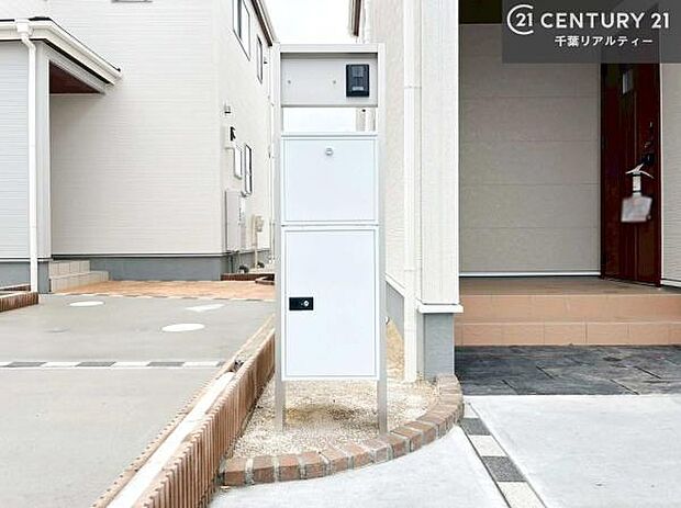 郵便ポスト付きで不在時でも荷物が受け取れてとっても便利!家にいなきゃいけないストレス回避!再配達の手間が省けます!