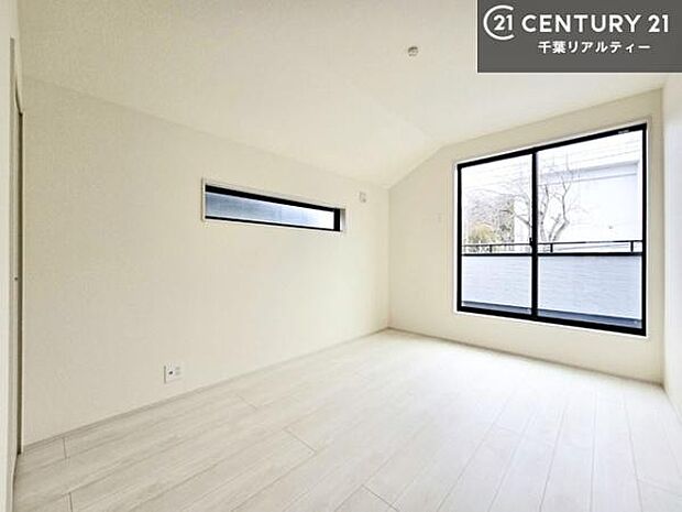 バルコニーに面した洋室は、やわらかな朝日が差し込む心地よい空間。爽やかな光に包まれて気持ちよく目覚められるため、寝室に最適なお部屋です。朝の換気やお布団干しも快適に行えます。