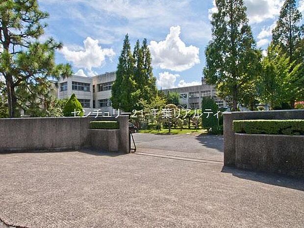 四街道市立千代田中学校まで627m