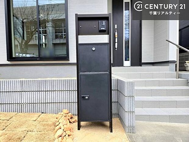 独立ポストを備えた戸建て住宅。玄関周りもすっきりとした印象で、郵便物の受け取りもスムーズに行えます。住まいの外観にも調和した使い勝手の良い設備です。