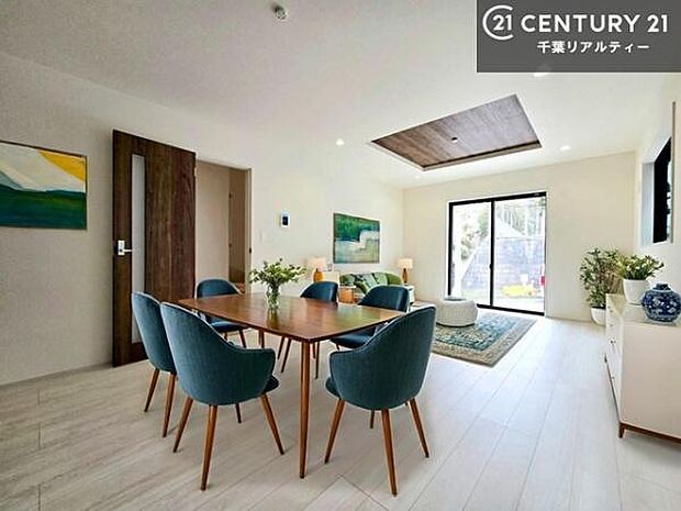 家具はCGパースです。心地良いリビングは家族が自然と集まります。家族団欒の時間が増えそうです。ご家族と、より一層充実した時間を過ごせそうですね。