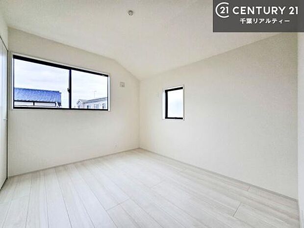 優しい光が差し込む洋室は、朝の目覚めも気持ちが良さそうですね。おうち時間もゆったりと過ごすことができます。優しい色合いのフローリングがどんな家具にもマッチします!