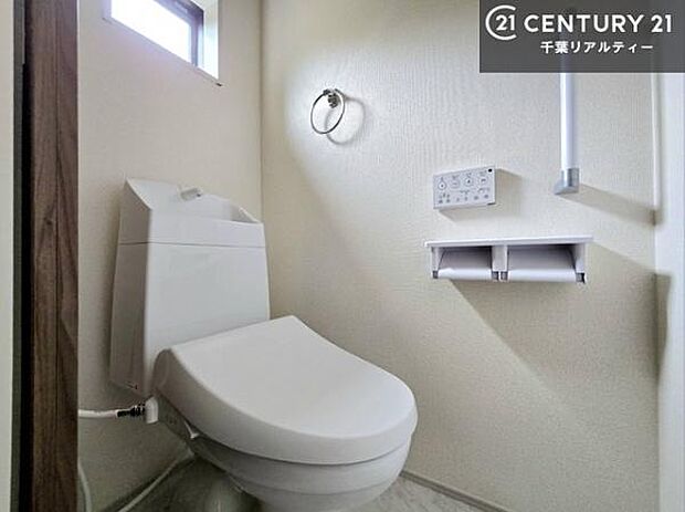 1・2階にトイレがございます!朝の忙しい時間帯も待たずにすみそうですね。白を基調とした清潔感のあるトイレでお手入れがしやすいです!