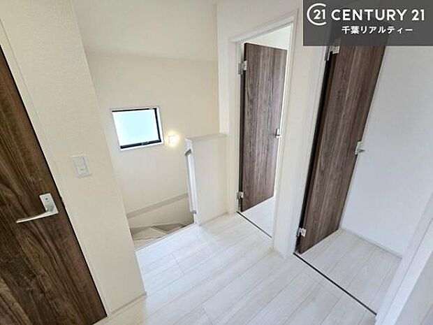 階段は明るく手摺りもついています!お子様やご年配の方も安心してご利用頂けますね!