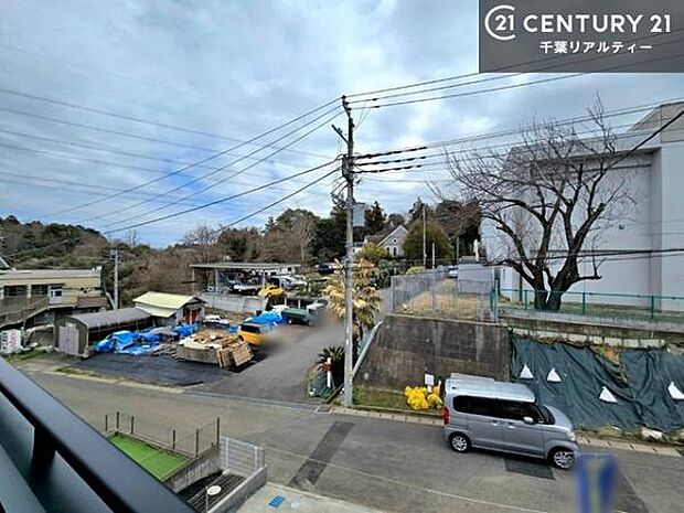 晴れた日には青い空を見渡せる開放的な時間を楽しめます。気持ちの良い風が通り抜ける街並みです!