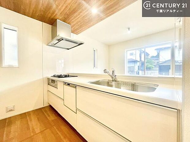 大人気の対面式システムキッチンを採用しています!ご家族のコミュニケーションが自然と増える設計です。お子様にも目が届くので嬉しいですね。広々使えて快適に作業が進みます。【同仕様写真】