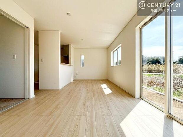 大きな窓からたっぷりの陽ざしが入る明るいリビング。開放感のあるリビングで家族団らんのくつろぎの時間を過ごせます!