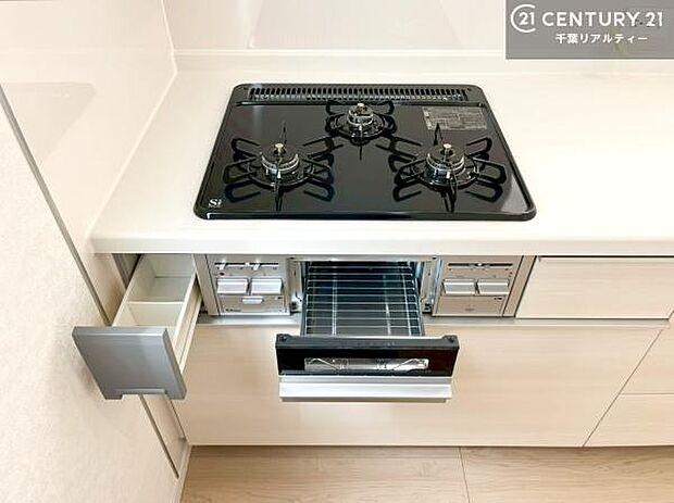 コンロは三口あるのでお料理の同時進行ができます。もちろんグリル付きです。調理スペースも広々している為作業がしやすい!使い勝手が良いシステムキッチンです!