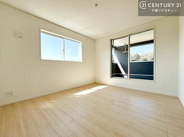 バルコニーへ面した洋室なので天気のいい日はバルコニーへ出てリフレッシュするのもいいですね!充実したプライベートタイムが送れる洋室!陽当たり、風通し良好です。