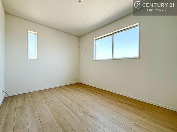 2面採光を確保した明るい室内は、風通しも良く、明るく大変居心地の良い空間となっております。リラックスして過ごせる心地の良いお部屋です!