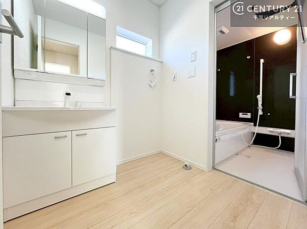 三面鏡仕様の洗面所は、身だしなみがしやすい造り!裏は収納になっています。ドライヤーやお化粧道具を片付けられるので洗面台周りをスッキリと見せることが出来ます!