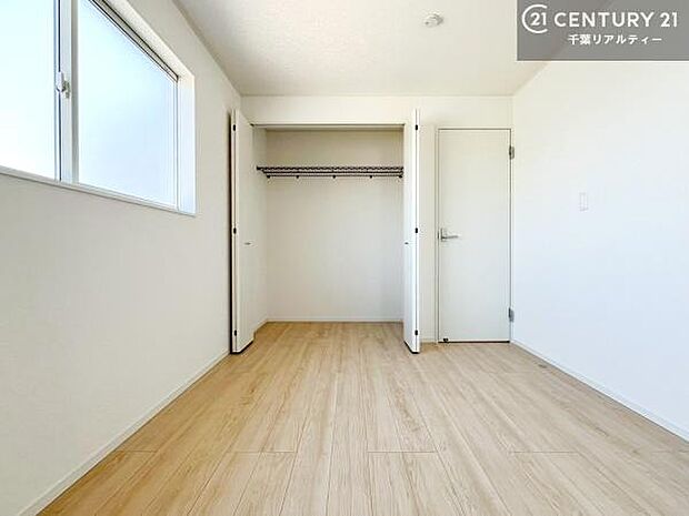 各居室収納付き!急なお客様が来客しても散らかったお部屋をサッと片付けられます!お部屋のスペースが生まれゆとりあるお部屋を演出することが出来ます!