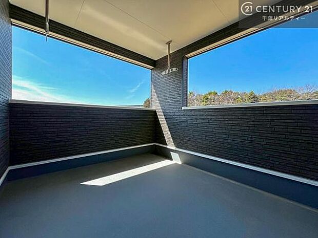 広々としているバルコニーです!お洗濯物を干すのはもちろん風に当たりながらくつろぎタイムが送れます!