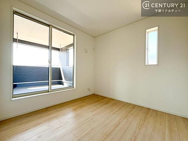 バルコニーに面している洋室です。明るく温もりがあり、換気もしっかりできます!